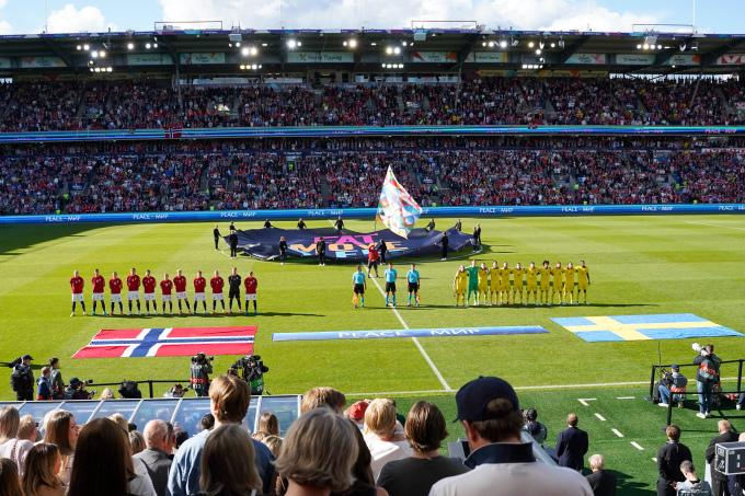 Det norske og svenske landslaget foran naboduellen på Ullevaal stadion. Foto: Liv Anette Luane, Det kongelige hoff